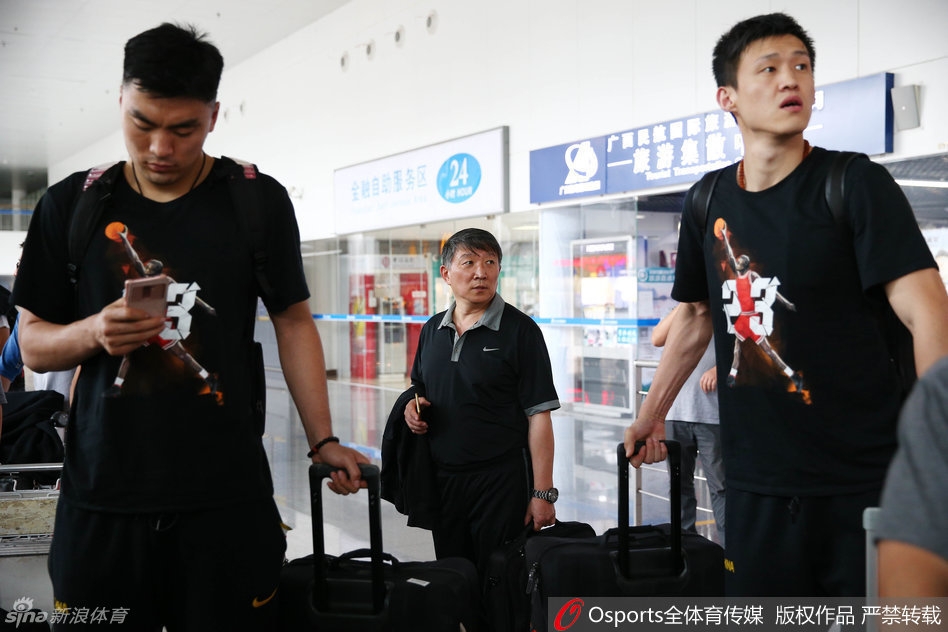 李晓旭低头查看手机，作为第二批报到的球员，他正利用一切时间处理个人事务并关注球队最新动态。