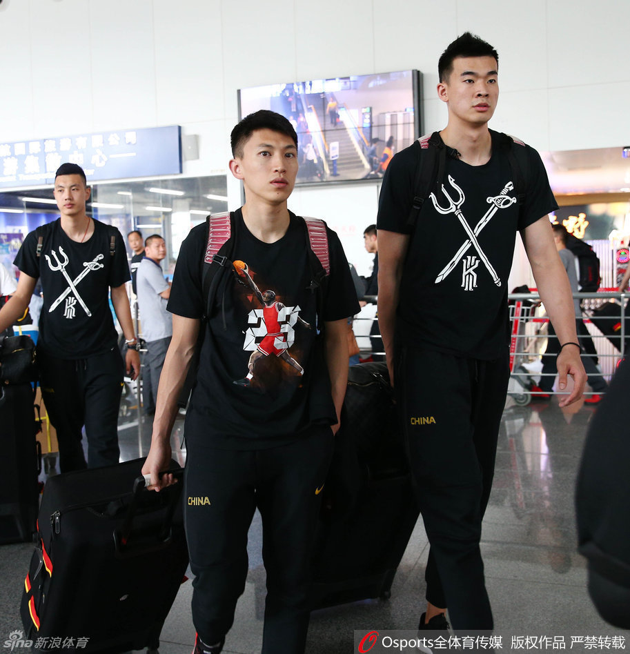 丁彦雨航直视镜头，眼神中充满锐气与自信，此时的他已经成为国家队锋线上的重要突击手。