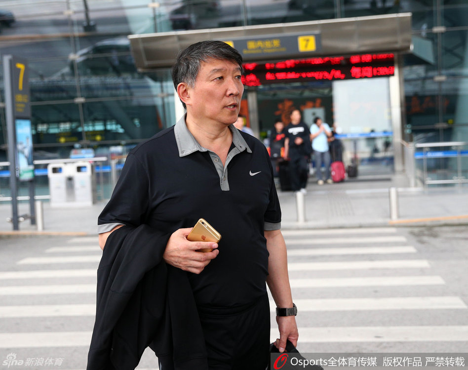 主帅宫鲁鸣走出机场大厅，神情从容淡定，他的身后是结束了高原集训的中国男篮队员们。