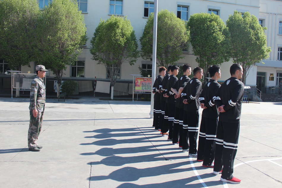 手持钢枪的苏伟和队友组成战术小组，眼神犀利地搜索前进。虽然只是模型枪，但他们一丝不苟的神态和紧绷的肌肉线条，完美诠释了球场上的防守悍将到了训练场同样具备的铁血气质。