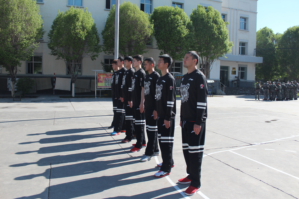 训练间隙，王子瑞和队友席地而坐，开心地交流着持枪动作的要领。汗水浸湿了他们的迷彩服，但年轻的脸庞上洋溢的笑容，是团队情谊在艰苦环境中升华的最好证明。