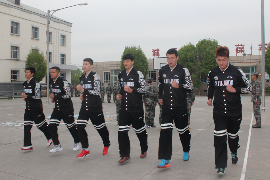 夕阳西下，结束了一天军训和篮球训练的新疆队员们，踏着整齐的步伐再次返回军营。金色的余晖拉长了他们的身影，这支“飞虎军团”正通过军营的锤炼，为新赛季的腾飞积蓄着力量。