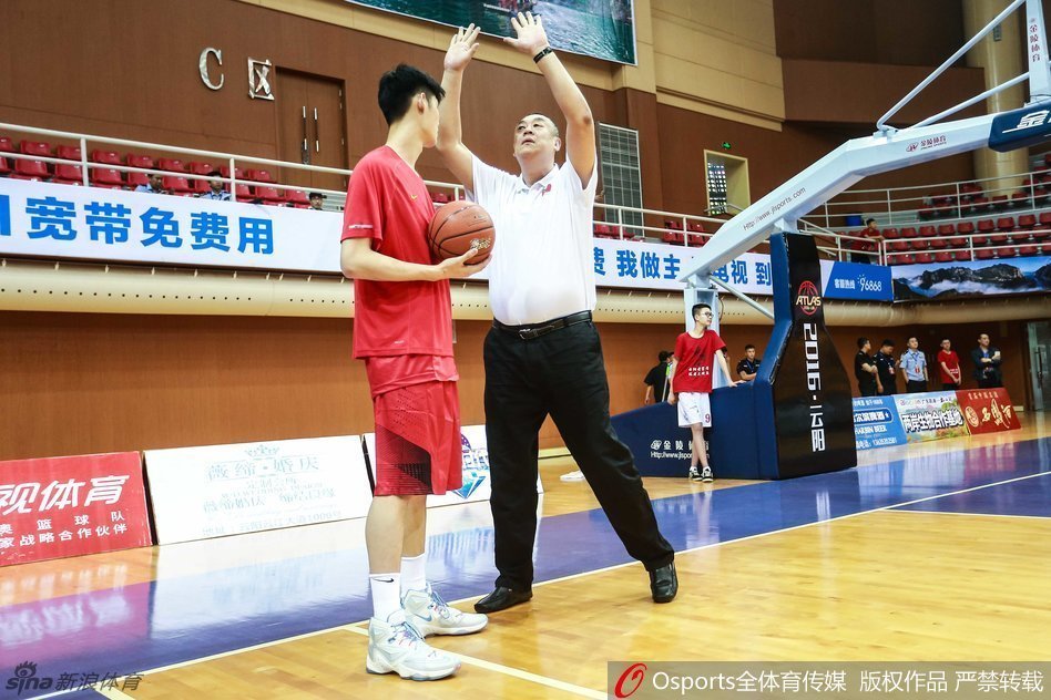 赛前热身环节，胡金秋在低位进行一对一训练，他背身持球感受防守者的重心，汗水顺着脊背滑落，专注的眼神死死盯着篮筐，每一个细节都在为即将到来的硬仗做准备。