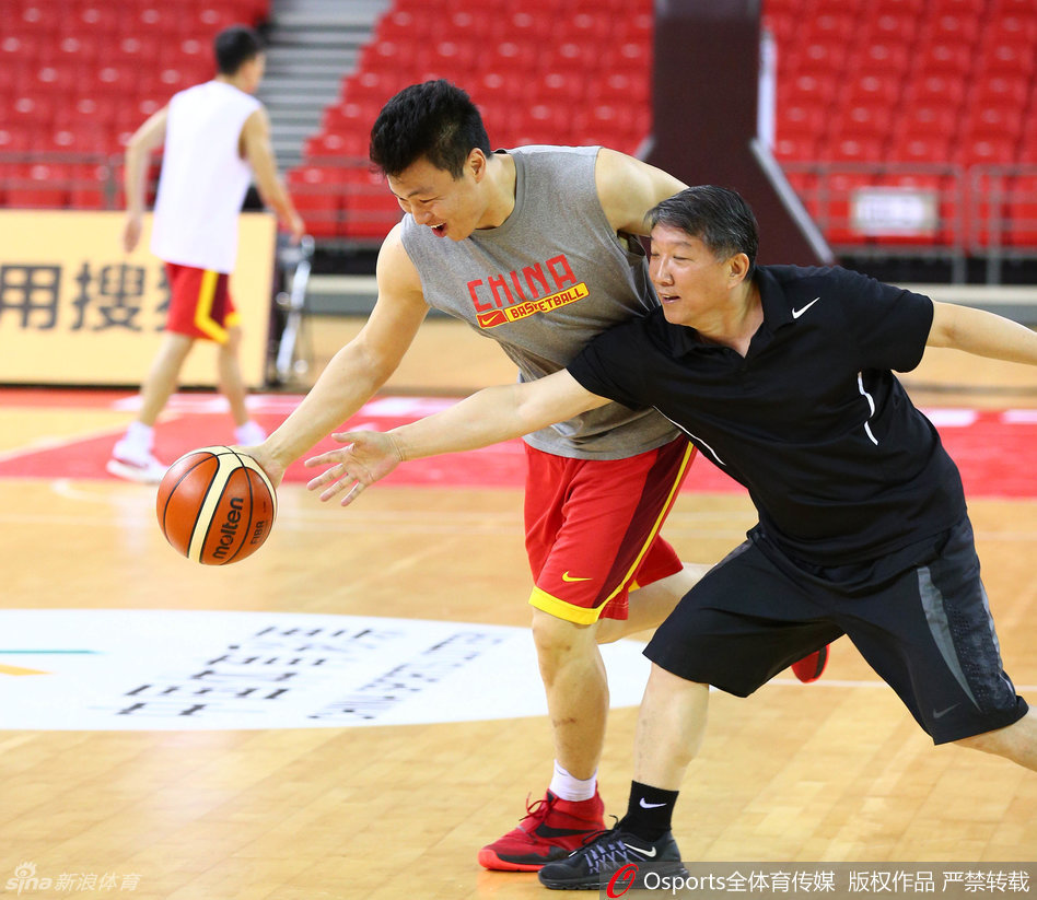 比赛开始前的适应场地训练中，李慕豪在篮下右侧四十五度角接球跳投。他的动作舒展，眼神专注，皮球划过一道优美的弧线空心入网。作为当时国家队内线的重要轮换，他正用汗水打磨着每一项技术。