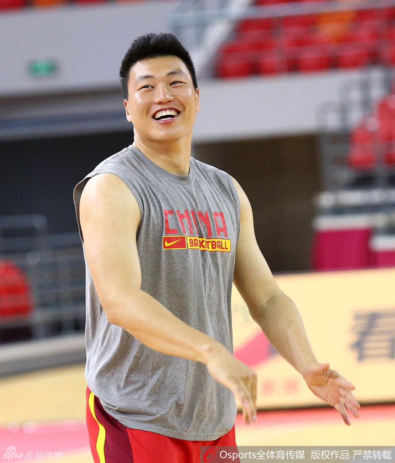 训练场上，宫鲁鸣指导亲自披挂上阵，他弯着腰张开双臂，像一堵移动的墙一样堵在李根身前。李根运球试图突破，嘴角却忍不住上扬，仿佛在说“指导，您这可是认真的？”这一幕逗乐了旁边的队友，也让枯燥的对抗训练充满了欢声笑语。