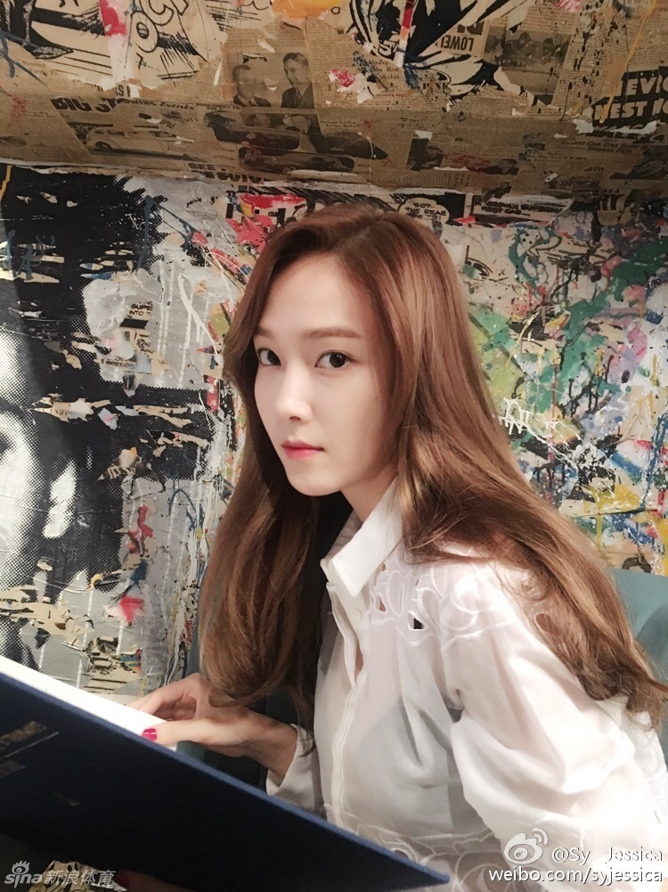 郑秀妍身穿活力四射的运动装扮，面对镜头展现出极强的镜头感，她一手插兜，一手指向前方，仿佛在为远道而来的客人指路，青春气息扑面而来。