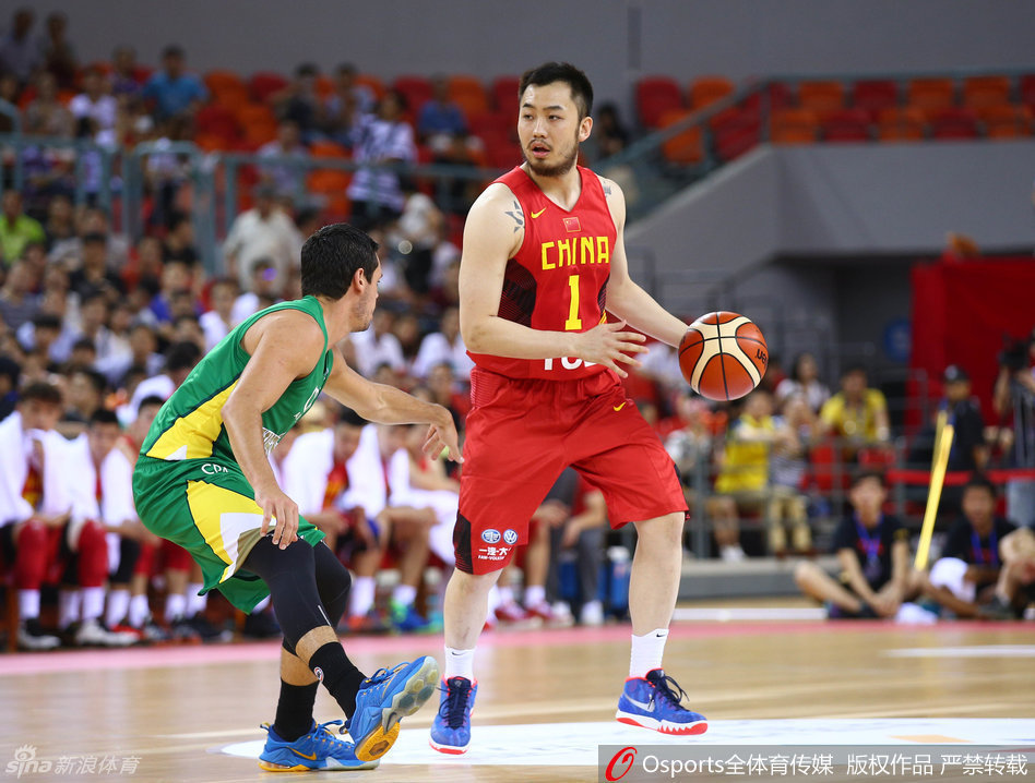 后卫睢冉全神贯注地观察场上局势，作为防守尖兵，他的视线永远锁定着对手的动向。