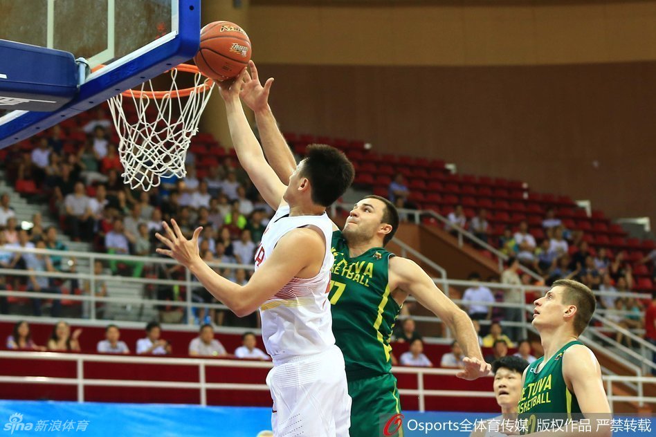 胡金秋与对手在禁区展开激烈争夺，长臂高举卡住有利位置，目光如炬锁定篮筐。