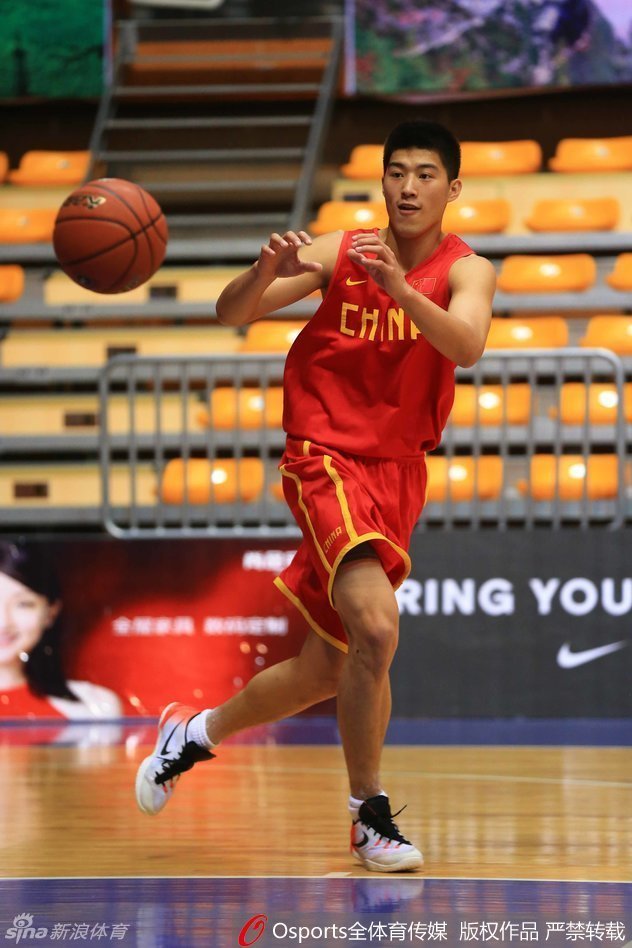 鞠明欣在训练中压低重心，双手准备接球，眼神专注地盯着来球方向，随时准备上演电光火石般的突破。