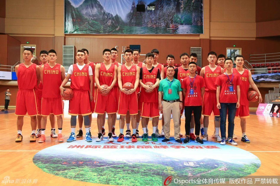 四川队新星左朕年在对抗训练中展现锋线力量，双手紧抱篮球，眼神坚毅地持球突破，仿佛要撕裂防守。