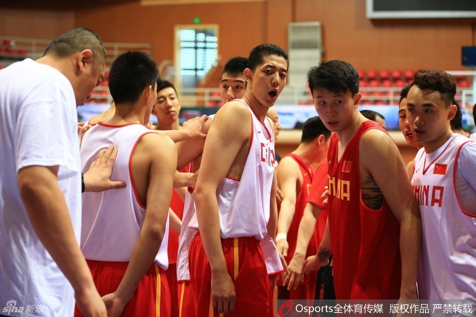 后卫刘哲男双手持球于胸前，双臂蓄势待发即将用力推出，一次精准的转移球即将撕裂对手的防线。