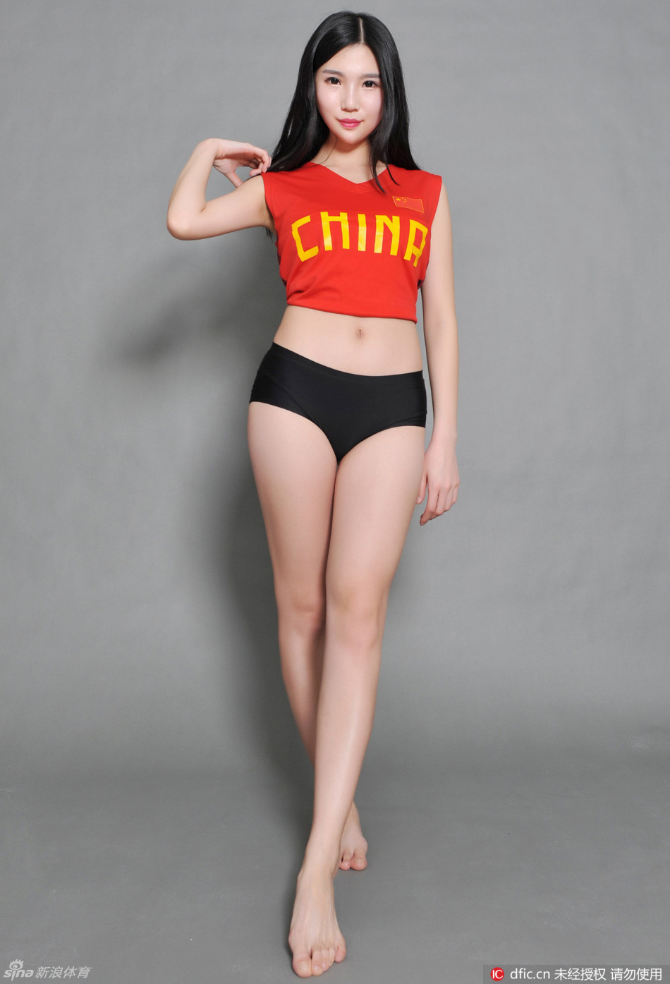 男篮宝贝侧身回眸，轻盈的姿态与赛场上的激烈对抗形成鲜明对比，一双美腿线条流畅，洋溢着青春的气息。