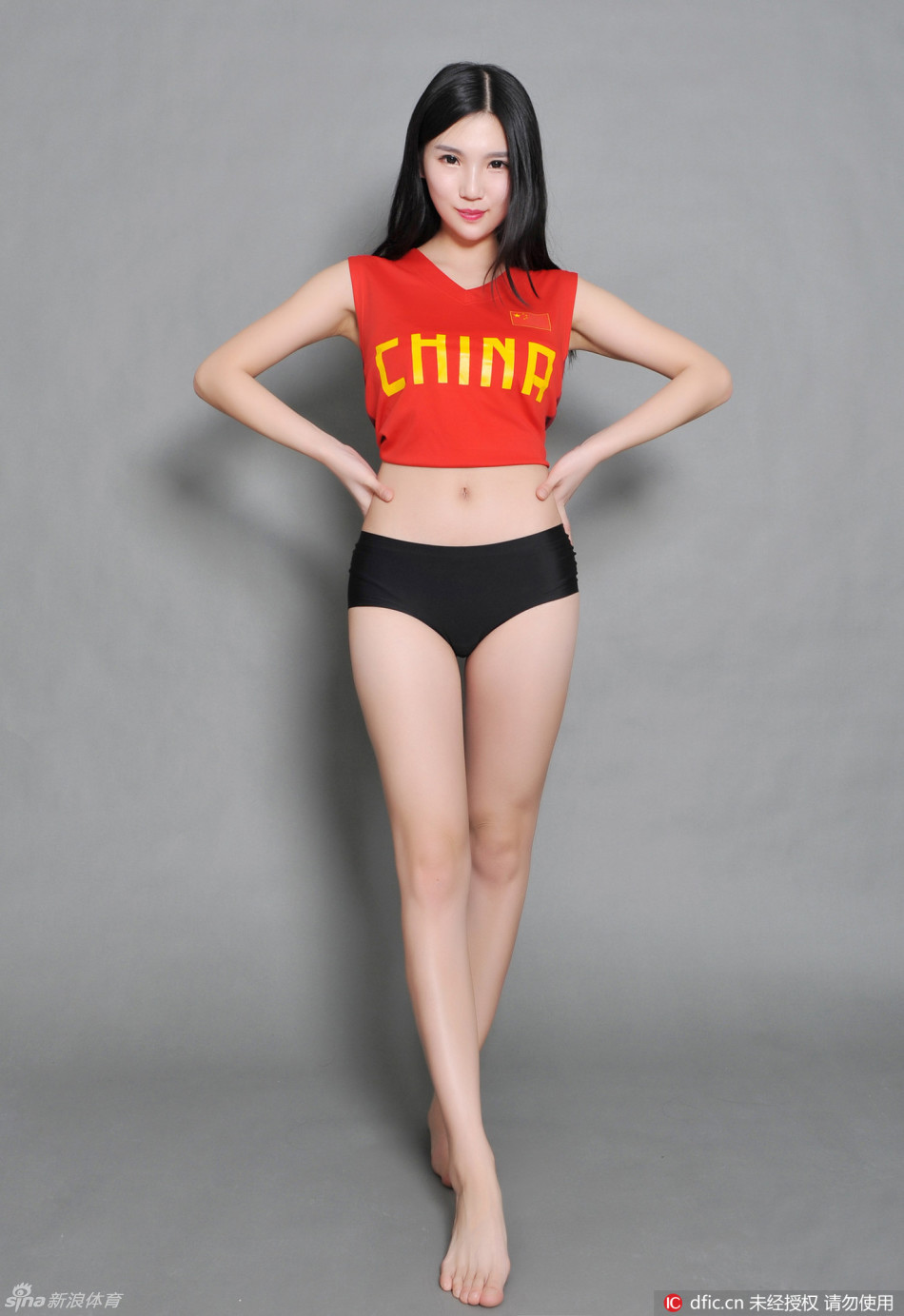 宝贝们在休息区整理妆容，虽然还未上场，但她们专注的神情和优雅的姿态，已然成为赛场外另一道引人注目的风景线。