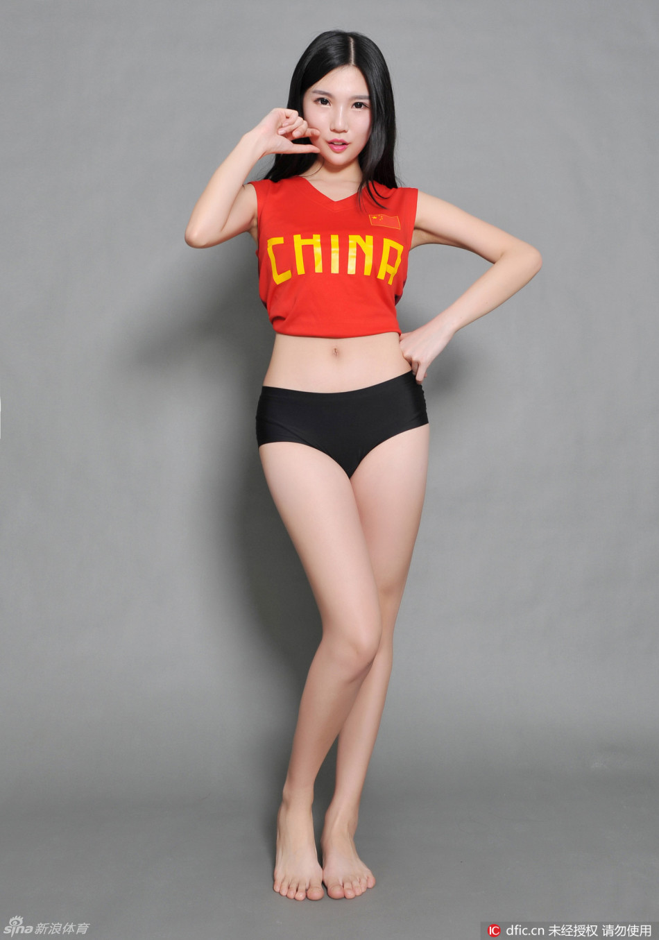 男篮宝贝面对镜头露出纯净甜美的微笑，眼神清澈明亮，在赛场宏大的背景下，展现出一种青春无畏的纯真之美。