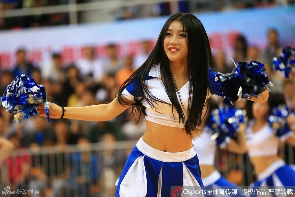 即使汗水浸湿了衣衫，篮球宝贝脸上依然洋溢着灿烂的微笑，敬业精神令人动容