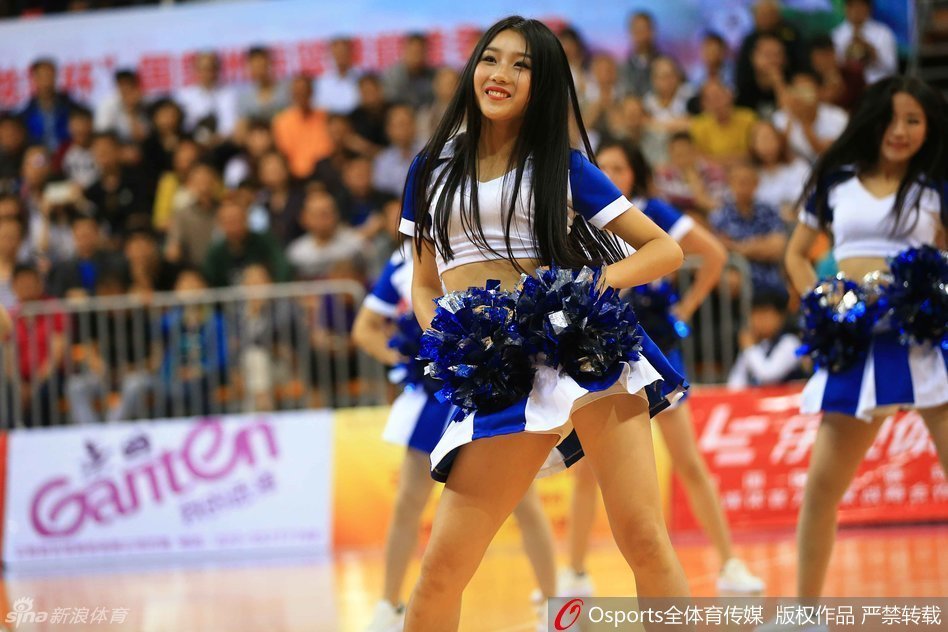 中场休息时，篮球宝贝成为场上的绝对主角，她们用热舞与观众形成热烈互动