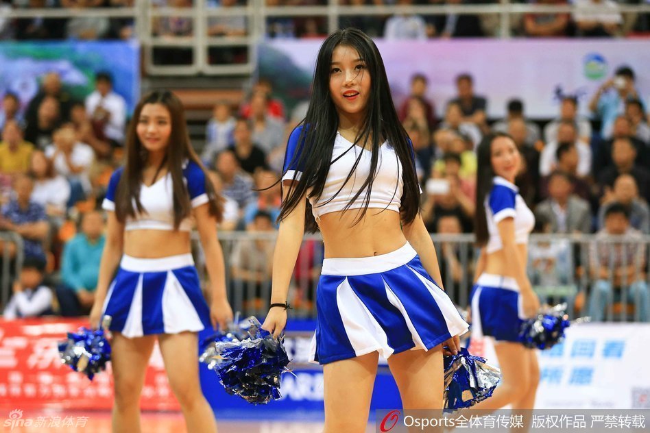 表演结束后，篮球宝贝们手拉手向观众致意，她们的活力与热情成为比赛最温暖的注脚