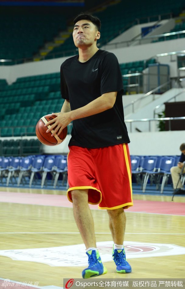 内线猛将常林在训练中一丝不苟，他用力拍打着手中的篮球，仿佛在积蓄着身体内的全部能量，准备下一次势大力沉的暴扣。