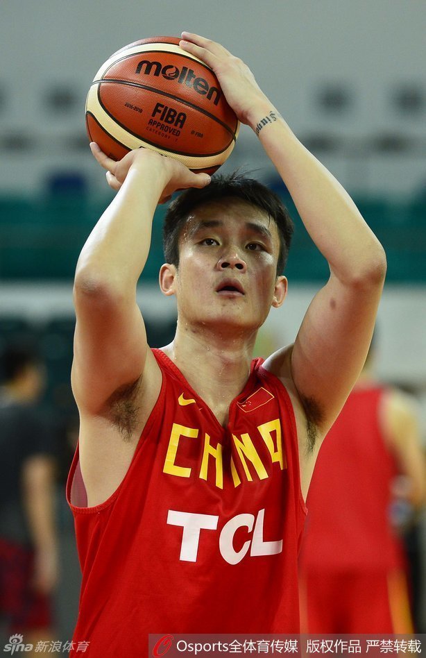 主教练宫鲁鸣在场边接受媒体采访，他眉头微蹙却又目光深邃，言语间透露着对中国篮球未来的深思熟虑与殷切期望。