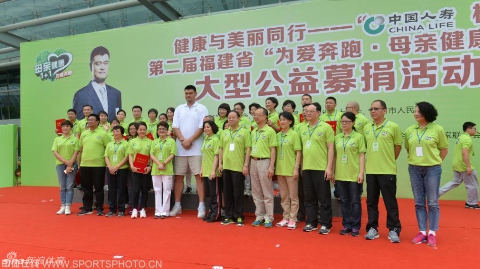 一张承载着无数人爱心的巨大支票板被高高举起，姚明与福建省妇联的领导们并肩站立，共同见证这充满仪式感的一刻，他们的眼神中充满了对受助母亲的关切与祝福。