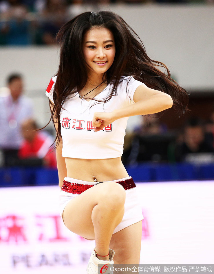 在五彩斑斓的灯光映照下，篮球宝贝们排成一列展示欢快的舞步，动感的画面仿佛让人听到了现场震耳欲聋的音乐声和欢呼声，气氛热烈非凡