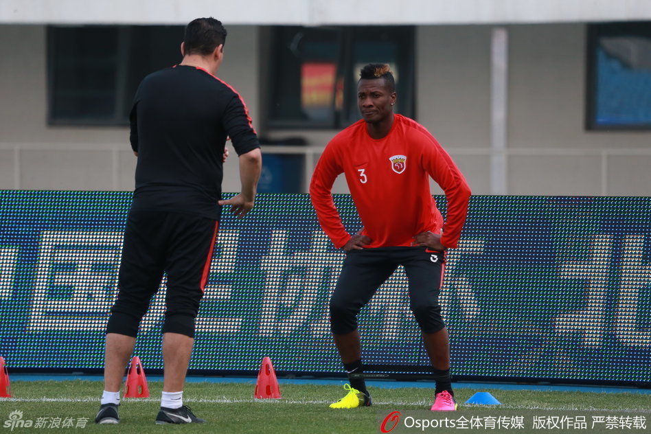 在夕阳余晖的照耀下,加纳球星吉安独自一人在场边进行着恢复性训练,神情专注而坚毅,每一滴汗水都承载着他对重返赛场的渴望。