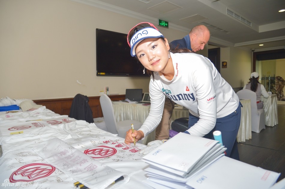 别克锦标赛周雨中启幕 众女神将挥杆沪上展风采