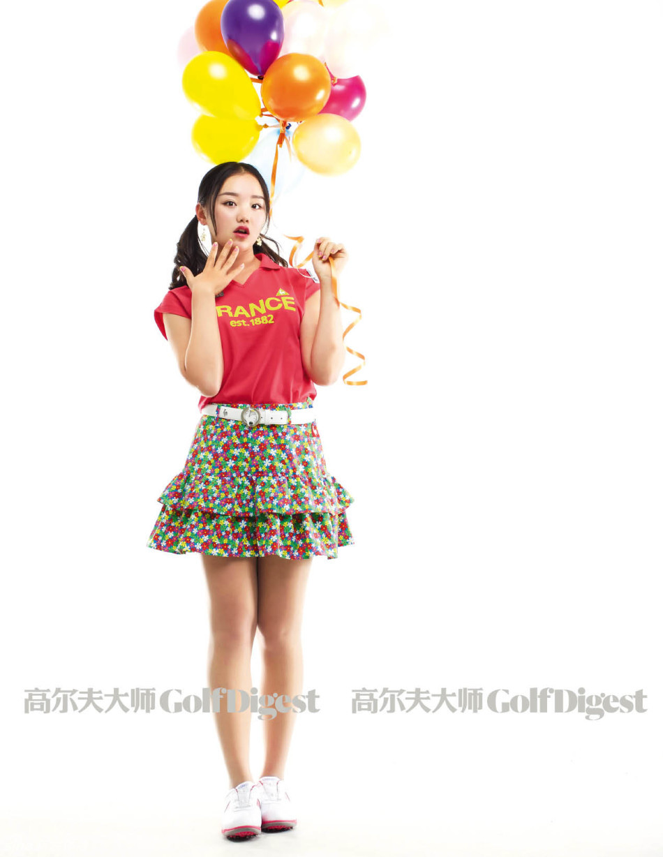 石昱婷在户外享受着美好天气，神情放松而愉悦，展现出赛场之外轻松自在的少女模样