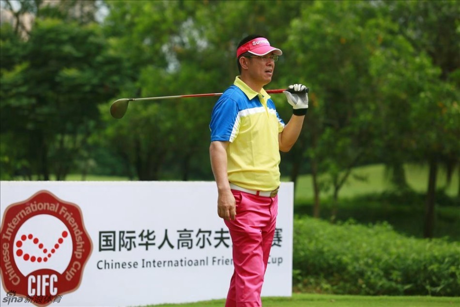 两岸选手并肩同行切磋球技，阳光洒在绿茵场上映照出友谊的光辉