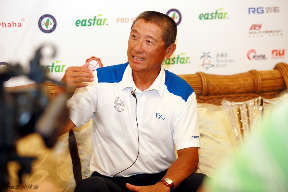 年轻选手专注推杆瞬间，果岭上的细微起伏都在他的计算之中