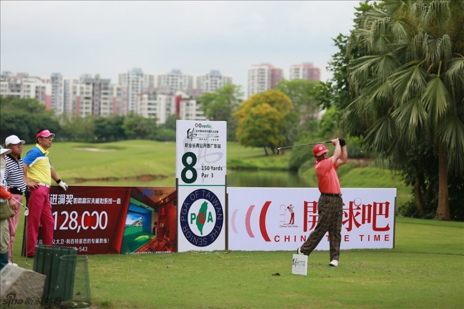 观众聚集在果岭旁屏息观赛，共同见证关键推杆的紧张时刻