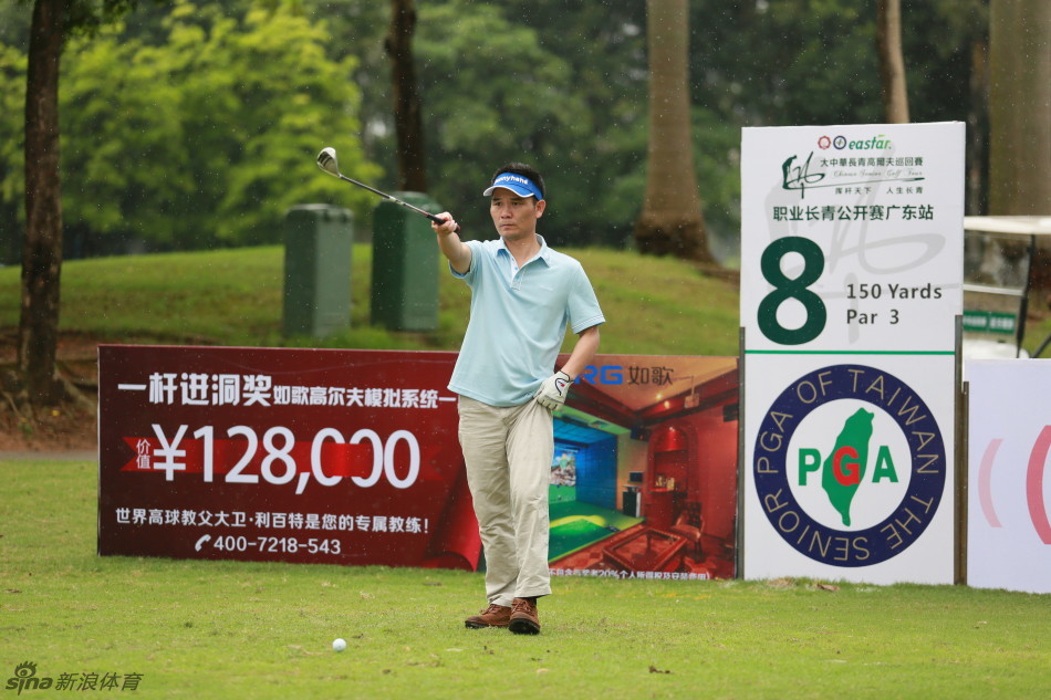 颁奖典礼上选手高举奖杯灿烂微笑，胜利的喜悦感染着现场每一个人