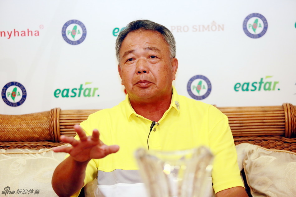 张宏达理事长潇洒开球瞬间，白色小球如流星般飞向湛蓝天际