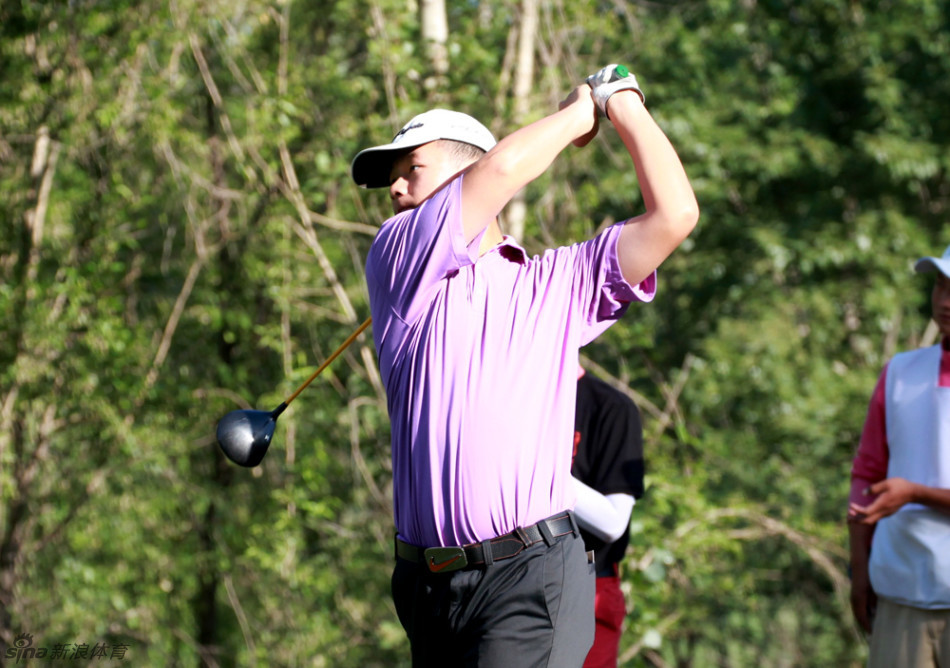 赛事组织者与嘉宾面带微笑共同开球,标志着又一场精彩赛事正式拉开帷幕