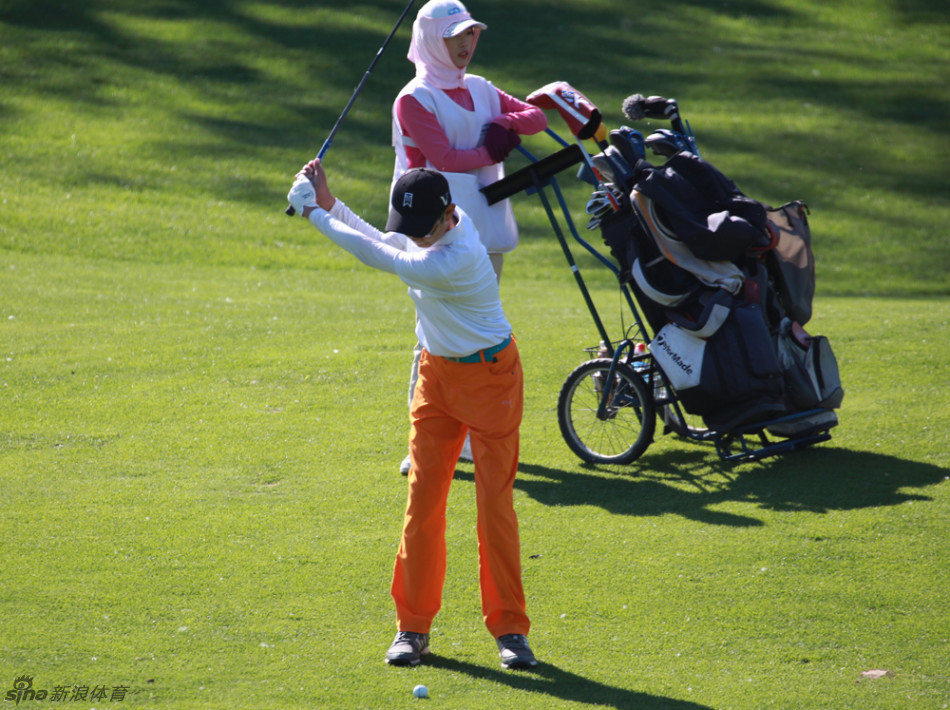 球员们屏息凝视远处果岭,眼神如炬,正在预判与筹划下一次精准进攻