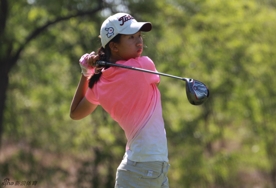 高球少年身姿挺拔,沐浴在阳光下静静眺望,仿佛在思考球路亦在憧憬未来