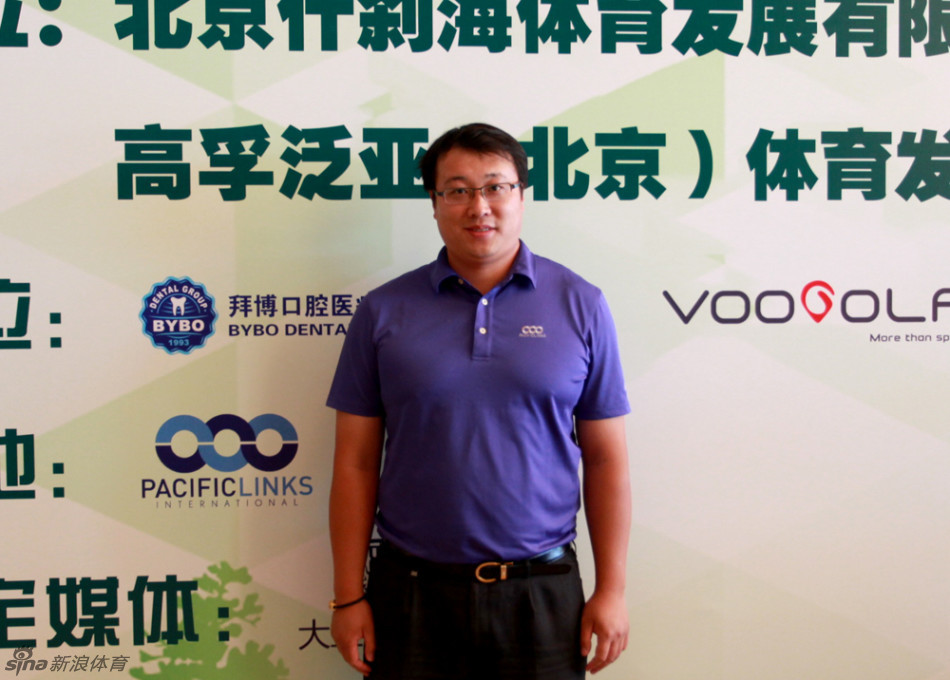 少年球手眼神坚定而充满好奇,手握球杆,萌态中初显未来之星的潜质