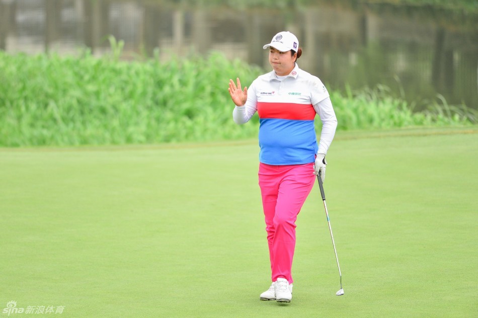冯珊珊在果岭上沉稳推杆,目光如炬,专注的神情透露出奥运奖牌得主追求完美的执着与专业。
