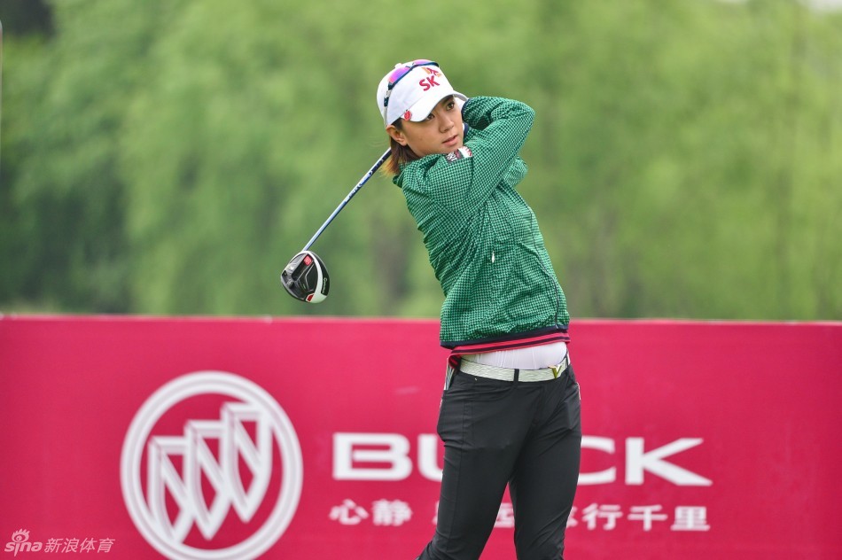 韩国球星崔罗莲在攻果岭后轻盈跃起,优雅的身姿与背后广阔的球场构成一幅动人的画面,尽显顶尖球员的风采。