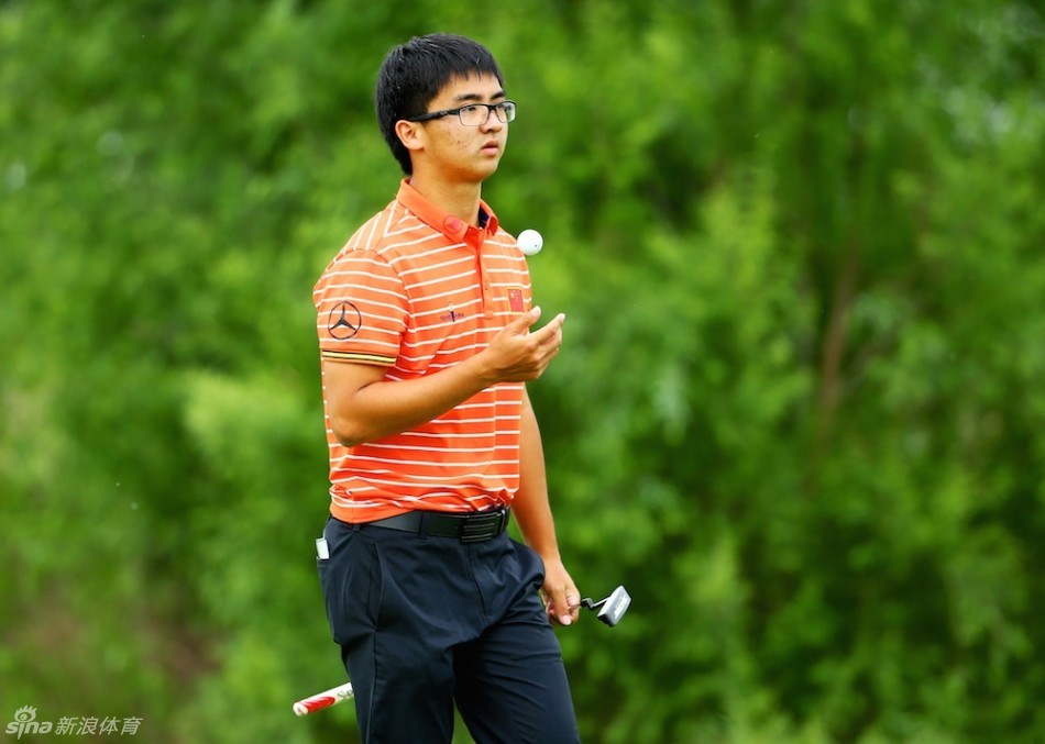 窦泽成在球道上自信挥杆,小白球应声而出飞向果岭