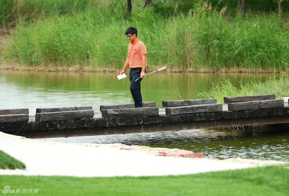 业余选手罗学文在职业赛中沉稳挥杆,积累宝贵大赛经验