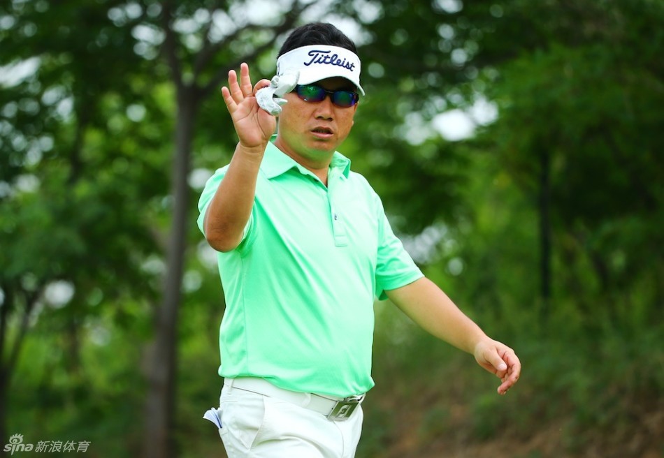 球员们从容走过花园锦簇的球场小径,比赛仿佛一场在美景中的漫步