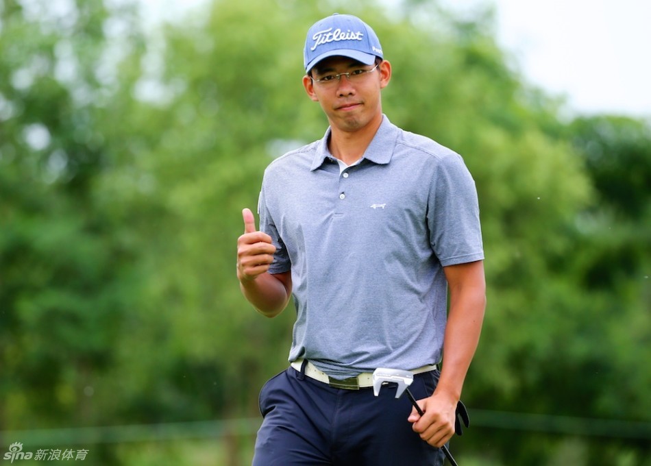 何绍才在果岭边向观众亲切示意,展现球员与球迷的良好互动