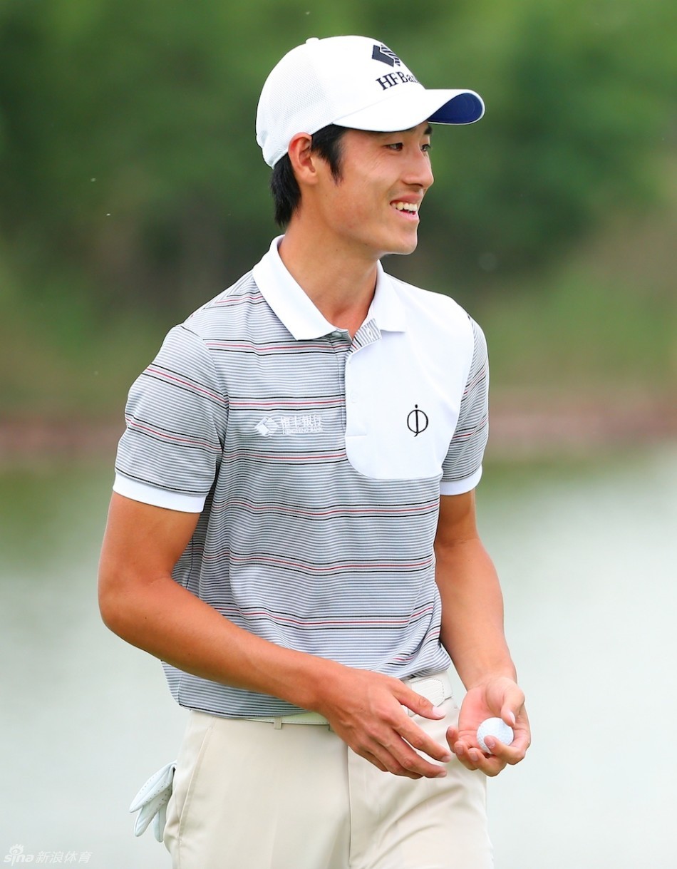 黄文义全神贯注地准备击球,展现出职业球员的严谨与专注