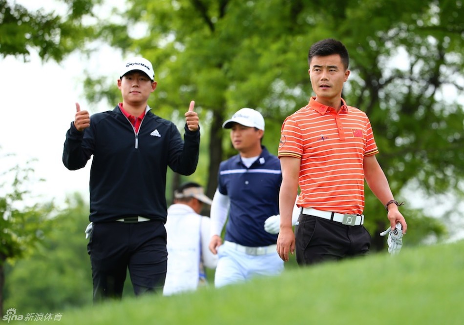 欧阳正露出开心的笑容,享受高尔夫运动带来的纯粹快乐