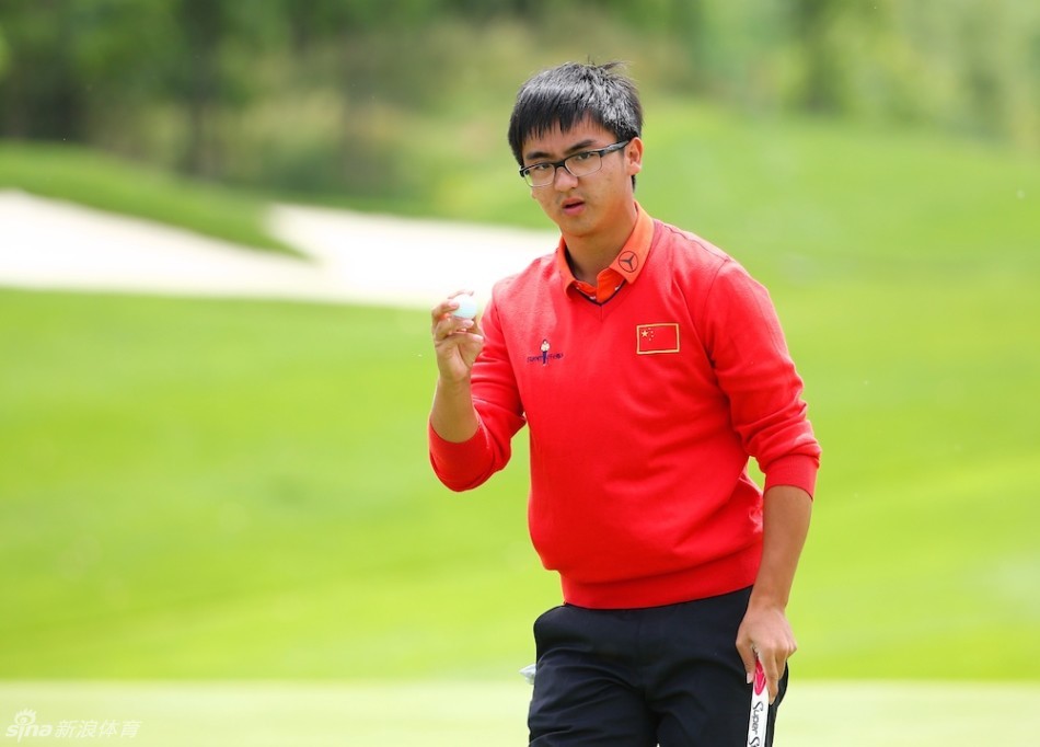 张新军亲密搂着弟弟的肩膀,赛场之外的兄弟情谊显得格外温馨