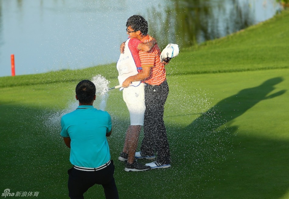 窦泽成在全场注视下完成制胜一推,神情专注而自信,这是他迈向冠军的关键一击