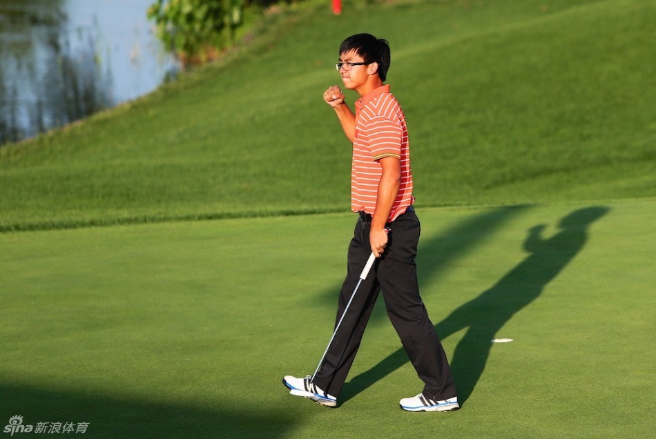 张新军面带欣慰笑容,注视着年轻的窦泽成,眼神中充满了对后辈的赞许与期许