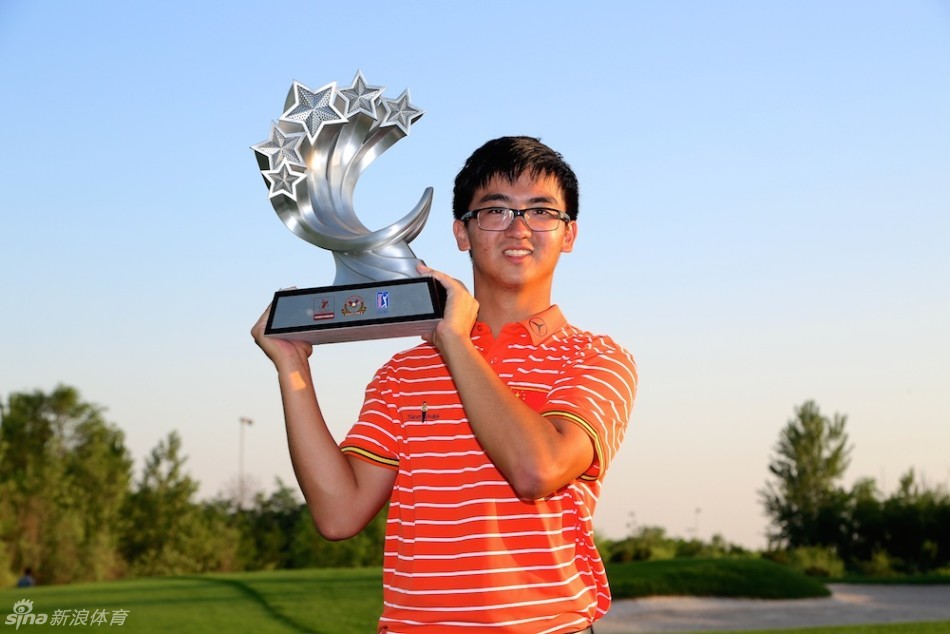 窦泽成尽情享受胜利的香槟浴,金色酒液映照着他青春飞扬的笑容,象征着一段辉煌旅程的开始