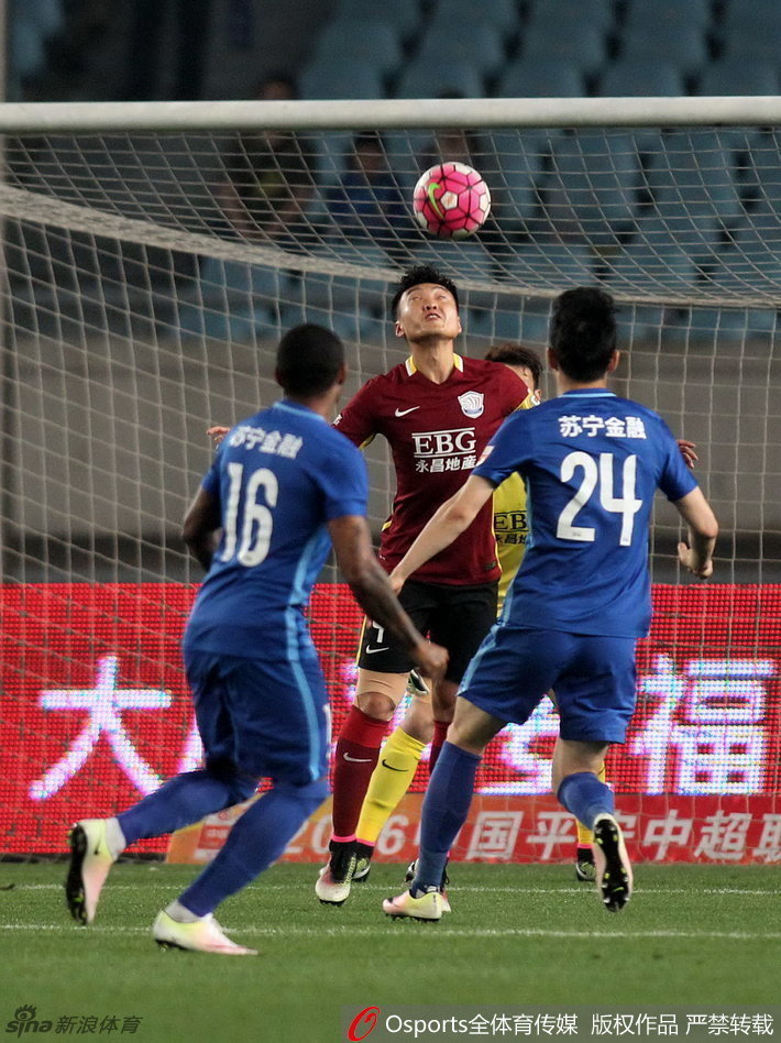 在江苏球迷高举反对球场暴力的横幅背后，苏宁主帅佩德莱斯库眉头紧锁，不满地朝向场边怒吼，而一旁的永昌教练亚森则神情严峻，似乎对场上的每一次头球解围都揪心不已。特谢拉身着便装在场边观战，眼神中透露出对比赛的渴望。